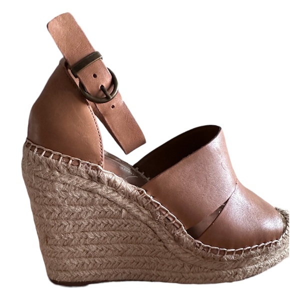 Treasure and bond wedgy heel in a great shape 7 1/2 - Picture 1 of 4